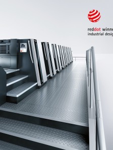Red Dot Design Award for the new Speedmaster XL 106 generation – the enhanced, ergonomic HEIDELBERG UX operating concept relieves operators of routine tasks. 