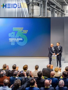 Together Dr. David Schmedding, CSO and Jürgen Otto, CEO at HEIDELBERG, open up the Home of Print.