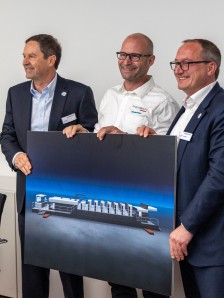 from left: JO, Mirko Kern, CEO manroland sheetfed, DS at the presentation of the HEIDELBERG Cartonmaster CX 145.
von links:  JO, Mirko Kern, CEO manroland sheetfed, DS bei der Vorstellung der HEIDELBERG Cartonmaster CX 145.

